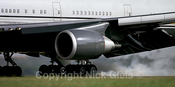 Boeing 747-400 Landing